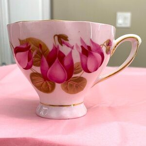 EUC VTG COLCLOUGH PINK BONE CHINA TEACUP WITH FUCHSIA FLOWERS.     *NO SAUCER*